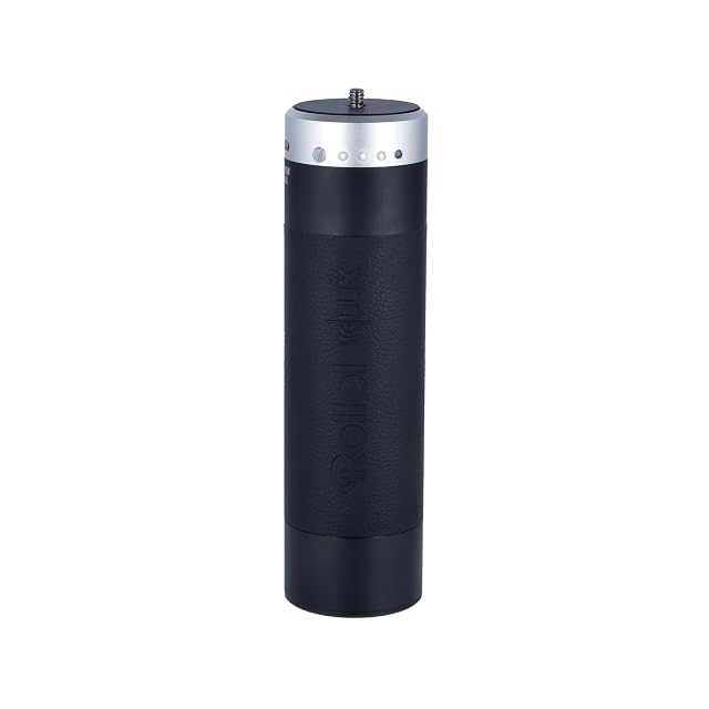 Rollei-Akkugriff mit seinen D-Tap- und USB-C-Ausgängen neben einer LUX-Leuchte