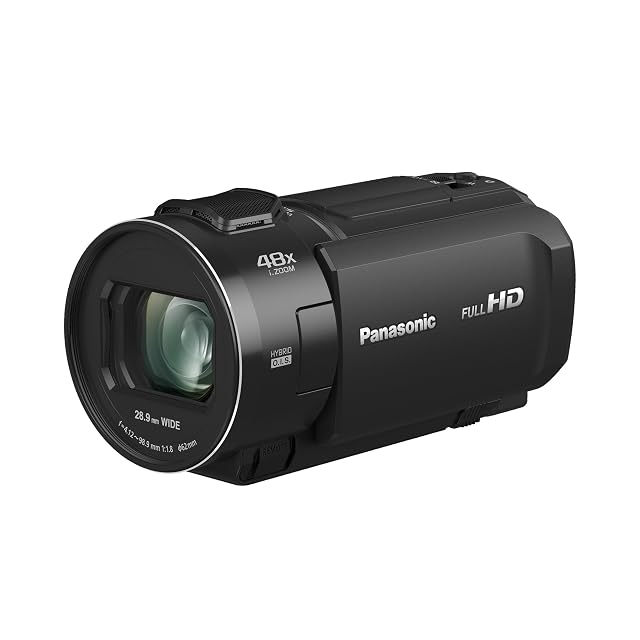 Schwarzer Camcorder Panasonic HC-V900 mit ausgefahrenem Objektiv und geöffnetem Touchscreen