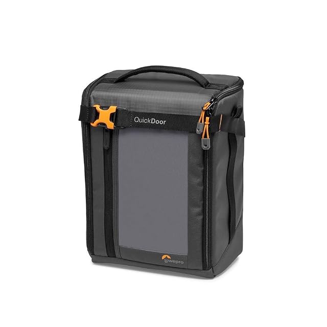 Lowepro GearUp Creator Box Large II geöffnet, mit ihren Fächerteilern und Objektiven