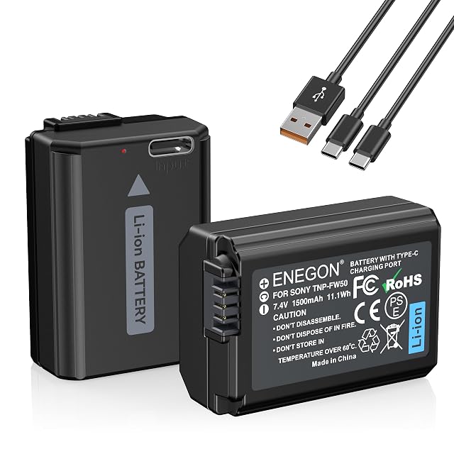 ENEGON-NP-FW50-Akkus mit ihren USB-C-Anschlüssen und dem 2-in-1-Ladekabel