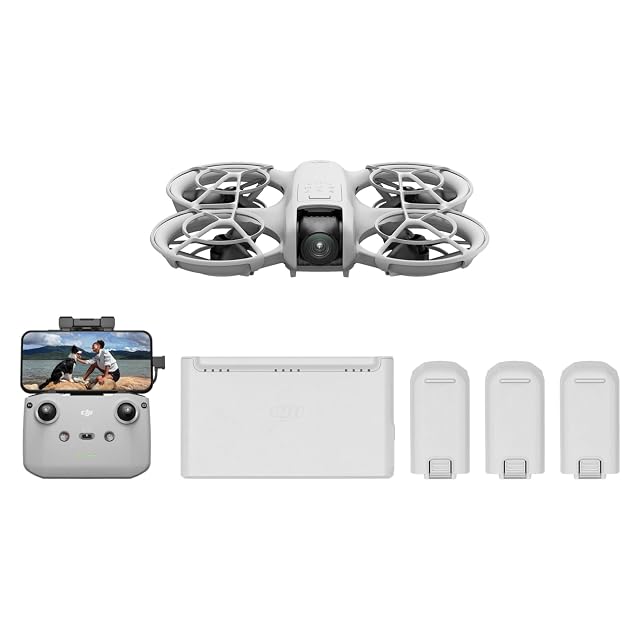Kleine weiße Drohne DJI Neo mit integriertem Propellerschutz auf einer Hand