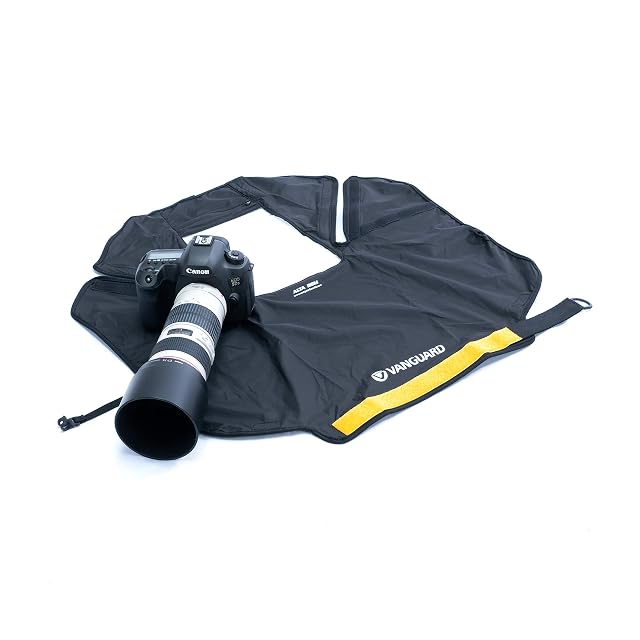 Vanguard-Alta-RCM-Regenschutzhülle über einer Spiegelreflex mit 70-200-mm-Objektiv