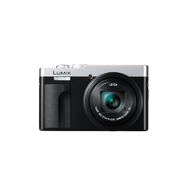 Silberne Reisekompaktkamera Panasonic Lumix DC-TZ99 mit ausgefahrenem Zoomobjektiv