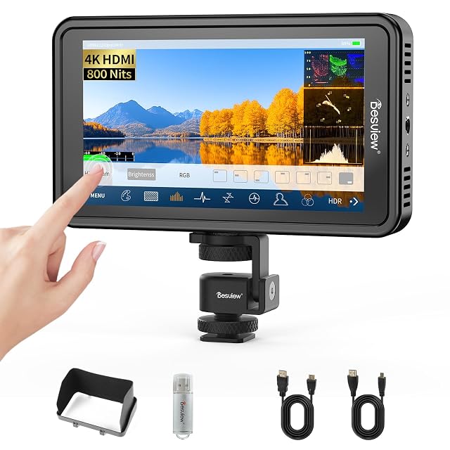 Monitor Desview R5II an einer Kamera, mit angesetzter Sonnenblende und angezeigter Waveform