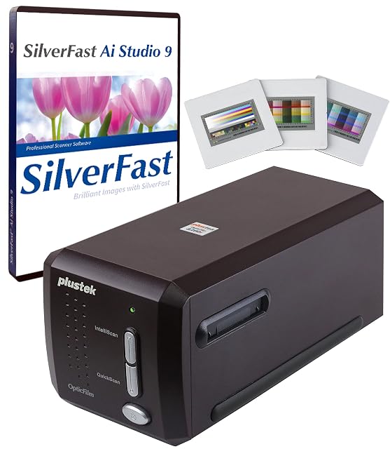 Plustek OpticFilm 8300i Ai mit eingelegtem Filmhalter neben seinen IT8-Target-Dias