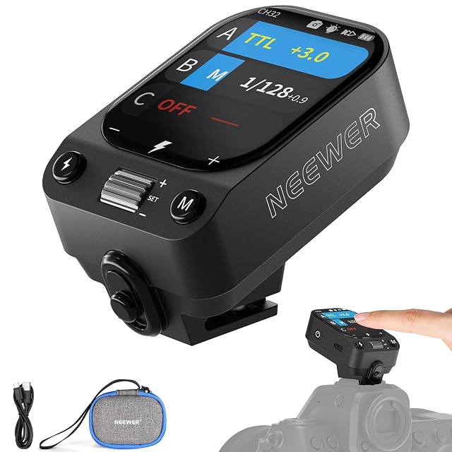 NEEWER-QZ-N-Funkauslöser mit Touchscreen-Display auf einem Kamerablitzschuh