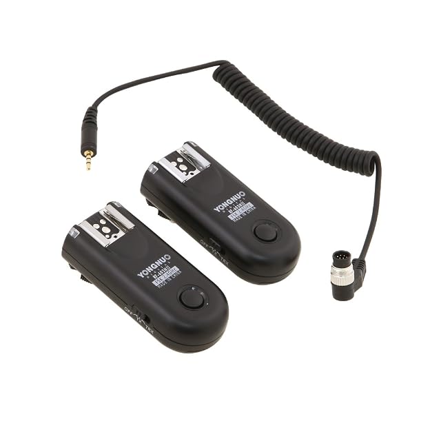 Yongnuo-RF-603NII-Transceiver-Paar in Schwarz mit Metallschuhen und Feststellrädern
