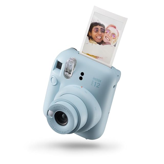 Sofortbildkamera Fujifilm instax mini 12 in Pastellblau mit rundem Objektivtubus und Selfie-Spiegel