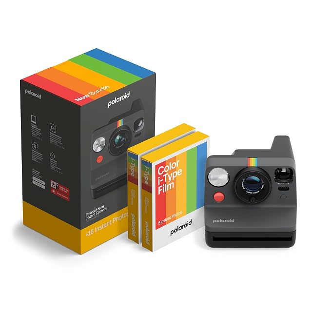 Schwarze Sofortbildkamera Polaroid Now Generation 3 mit Doppellinsenfront und Filmpackung daneben