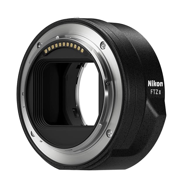 Nikon-FTZ-II-Adapter zwischen einem F-Bajonett-Objektiv und einem Z-Bajonett-Gehäuse