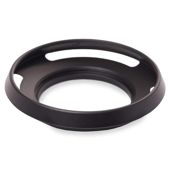 CELLONIC-Metall-Gegenlichtblende in Schwarz an einer kleinen 46-mm-Festbrennweite