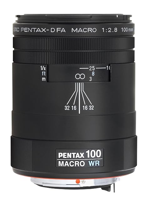 Schwarzes Makroobjektiv Pentax D FA 100mm WR mit Aluminiumtubus und seiner Gegenlichtblende daneben