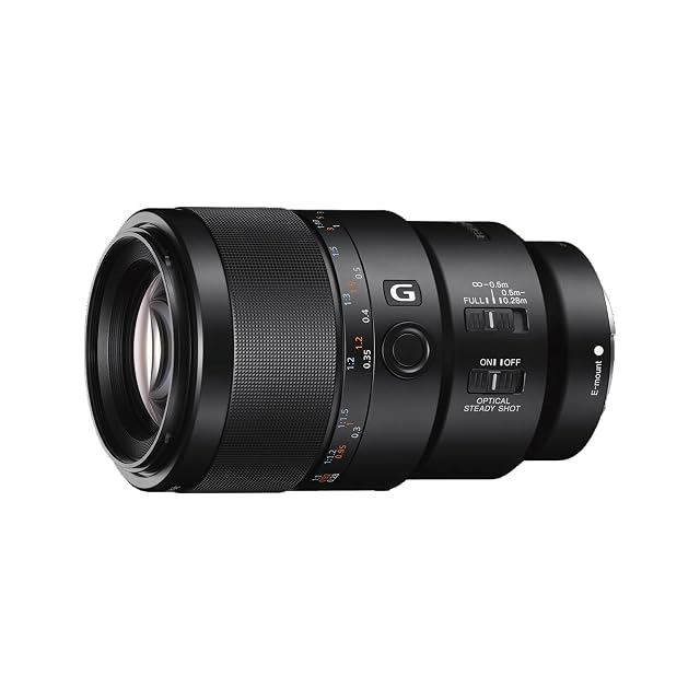 Schwarzes Objektiv Sony FE 90mm F2.8 Macro G mit zurückgezogenem Schiebe-Fokusring
