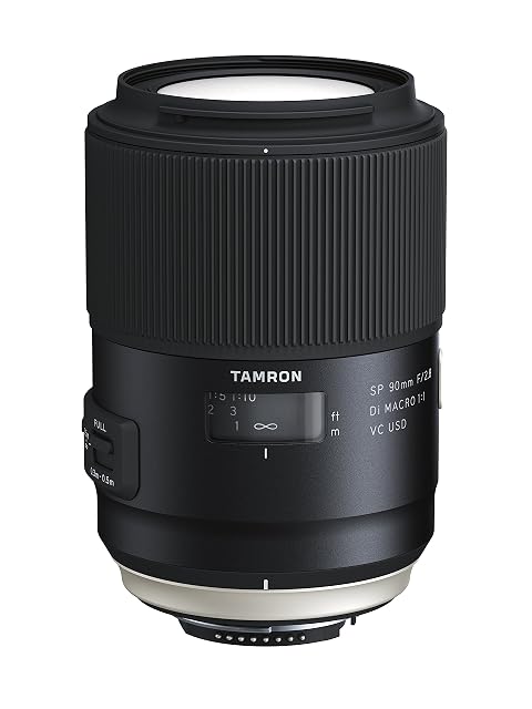 Schwarzes Makroobjektiv Tamron SP 90mm mit goldenem Ring und Nikon-F-Bajonett
