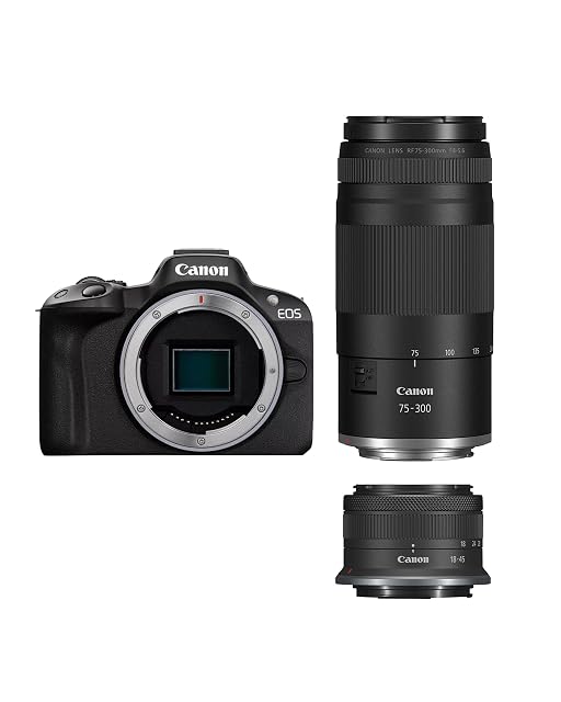 Schwarze spiegellose Systemkamera Canon EOS R50 neben ihren zwei Kit-Zoomobjektiven