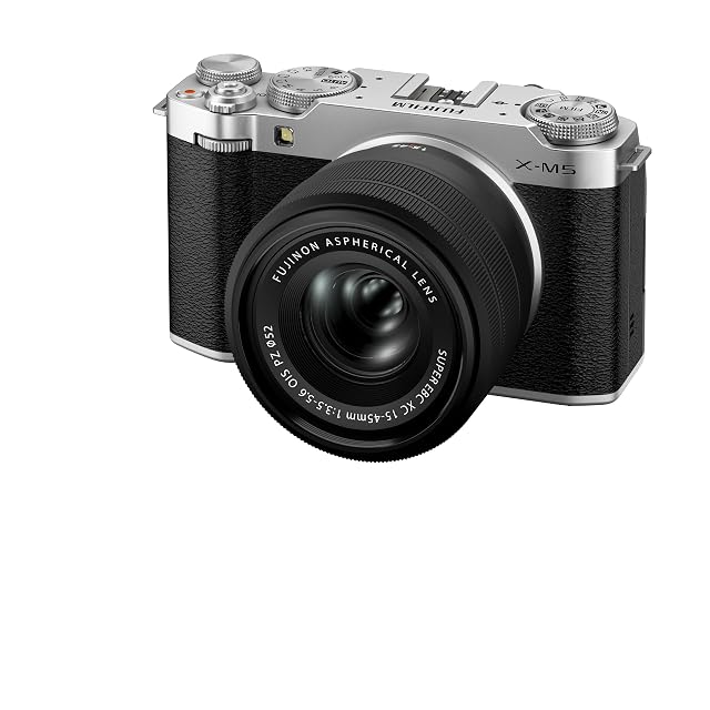 Silberne spiegellose Systemkamera Fujifilm X-M5 mit angesetztem Kitzoom XC15-45mm