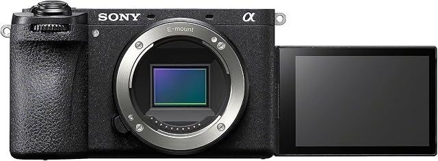 Schwarzes Gehäuse der spiegellosen Systemkamera Sony Alpha 6700 von vorn, ohne Objektiv