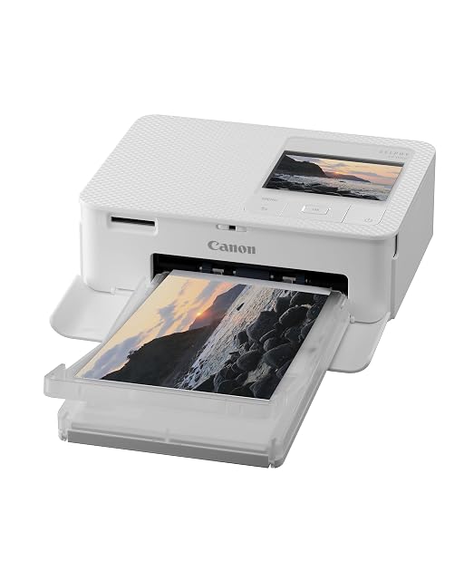 Canon SELPHY CP1500 mit eingesetzter Postkartenkassette und leuchtendem LCD-Bildschirm