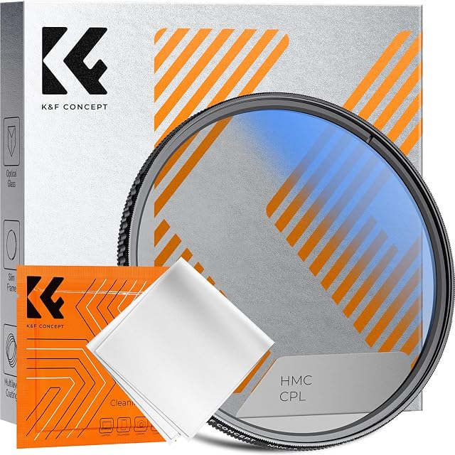Zirkularer K&F-Concept-Polfilter 67 mm vor einem hellen Himmel gehalten
