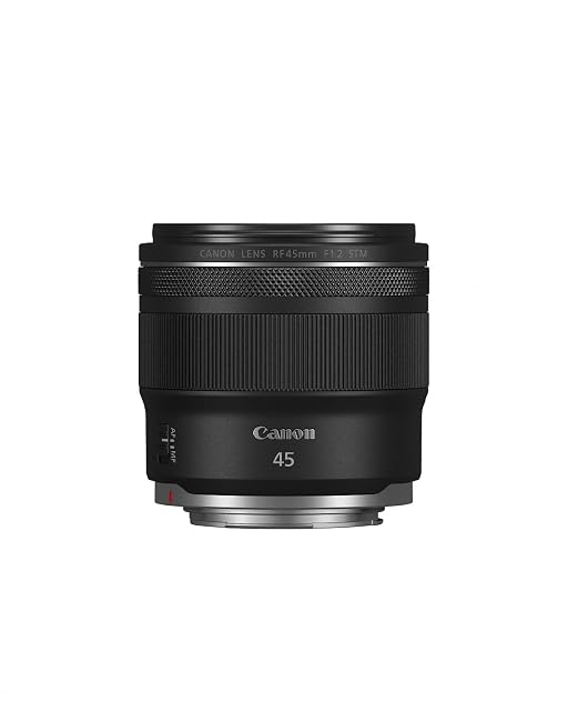 Schwarze Festbrennweite Canon RF 45mm F1.2 mit Steuerring hinter dem Fokusring