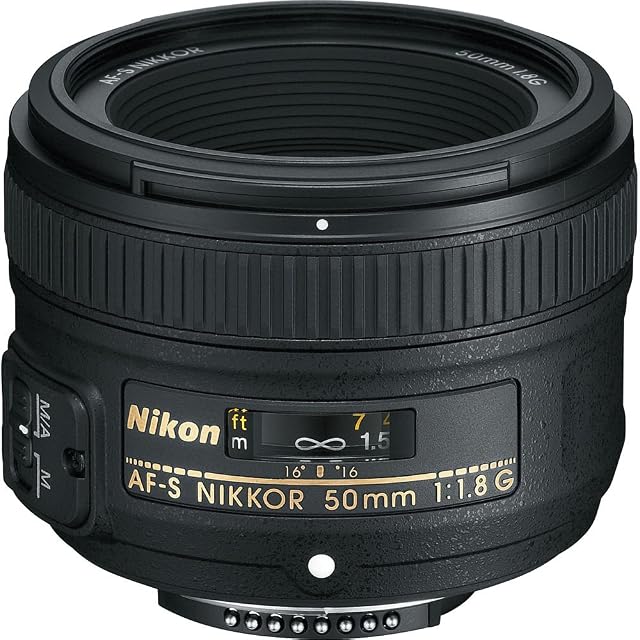Schwarze Festbrennweite Nikon AF-S NIKKOR 50mm f/1.8G mit goldbeschriftetem Ring und F-Bajonett