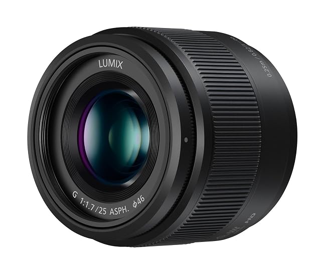 Schwarze Festbrennweite Panasonic Lumix G 25mm F1.7, ein kurzer Tubus mit schmalem Fokusring