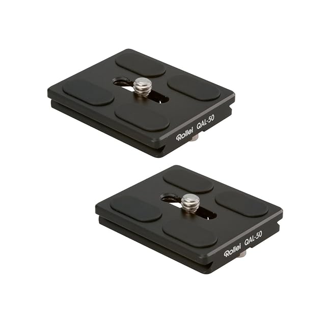 Paar Rollei-QAL-50-Schnellwechselplatten aus schwarzem Aluminium mit ihren Befestigungsschrauben