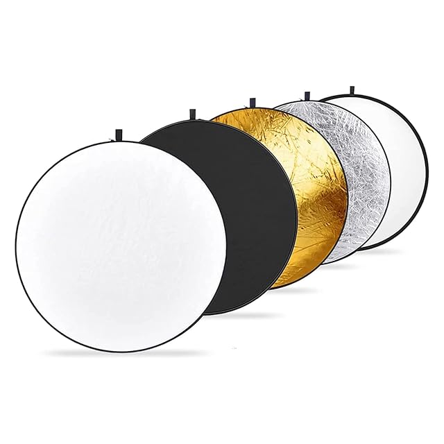 Aufgeklappter NEEWER-RF-110-Fünf-in-eins-Reflektor neben seiner Tragetasche