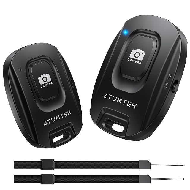 Zwei ATUMTEK-Bluetooth-Fernauslöser mit befestigter Handschlaufe