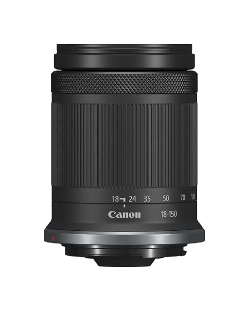 Schwarzes Zoomobjektiv Canon RF-S 18-150mm mit eingefahrenem Tubus, Bajonett zur Kamera gerichtet