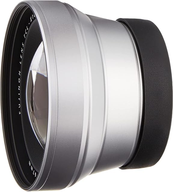 Silberner Fujifilm-TCL-X100-II-Telekonverter neben einer X100-Kamera