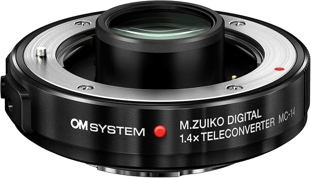 OM-System-MC-14-Telekonverter mit seinem schlanken Gehäuse und dem Metallbajonett