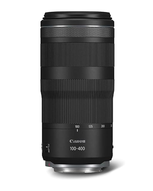 Schwarzes Telezoom Canon RF 100-400mm mit ausgefahrenem Tubus und sichtbarem RF-Bajonett
