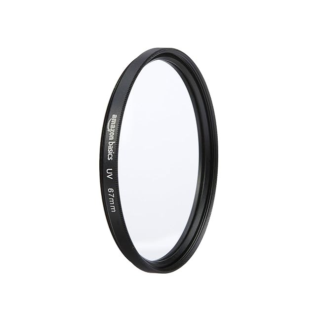 Amazon-Basics-67-mm-UV-Filter flach auf einem Objektivdeckel liegend