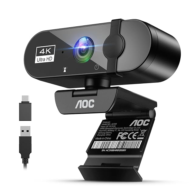 Schwarze 4K-Webcam AOC AC310 mit verschiebbarer Objektivabdeckung, an ihrer Klemme nach oben geneigt