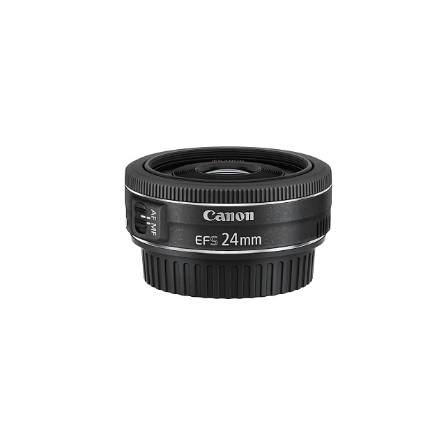 Schwarzes Pancake-Objektiv Canon EF-S 24mm, kaum tiefer als das Bajonett, auf dem es sitzt
