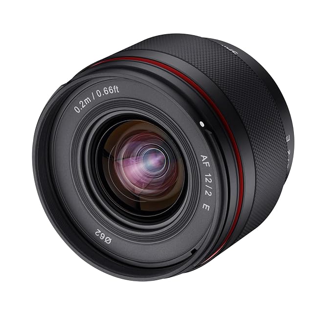 Schwarze Weitwinkel-Festbrennweite Samyang AF 12mm F2.0 mit montierter abnehmbarer Gegenlichtblende