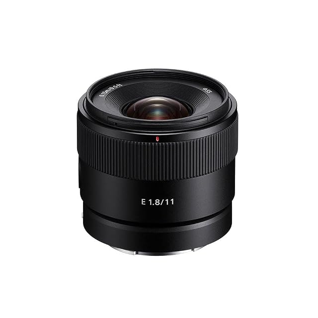 Schwarze Ultraweitwinkel-Festbrennweite Sony SEL11F18 mit montierter Bajonett-Gegenlichtblende