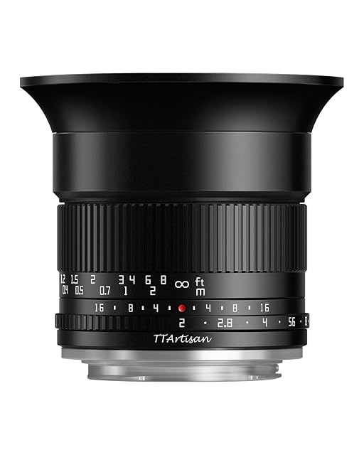 Schwarzes Ultraweitwinkelobjektiv TTARTISAN 10mm F2 mit manuellem Fokusring und vorstehendem Frontelement